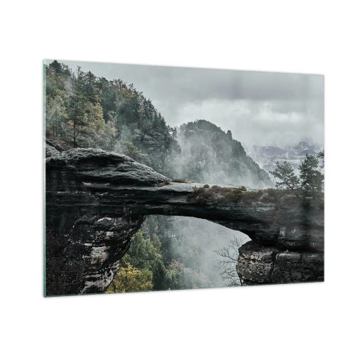 Obraz na szkle - Kamienny most wśród mglistych gór i leśnego krajobrazu - 70x50cm - Zaraz się zacznie przygoda - Nowoczesna dekoracja ścienna do salonu i sypialni ARTTOR