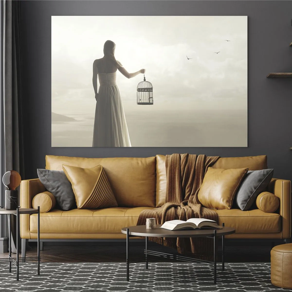 Obraz na szkle - Kobieta z klatką patrząca na odlatujące ptaki na tle nieba - 70x50cm - Bądź wolna - Nowoczesna dekoracja ścienna do salonu i sypialni ARTTOR