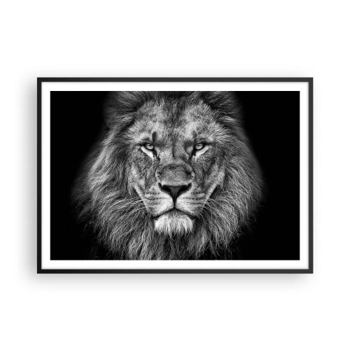 Plakat w czarnej ramie - Portret majestatycznego lwa w czarno-białej tonacji - 100x70cm - W stroju koronacyjnym - Nowoczesna dekoracja ścienna do salonu i sypialni ARTTOR