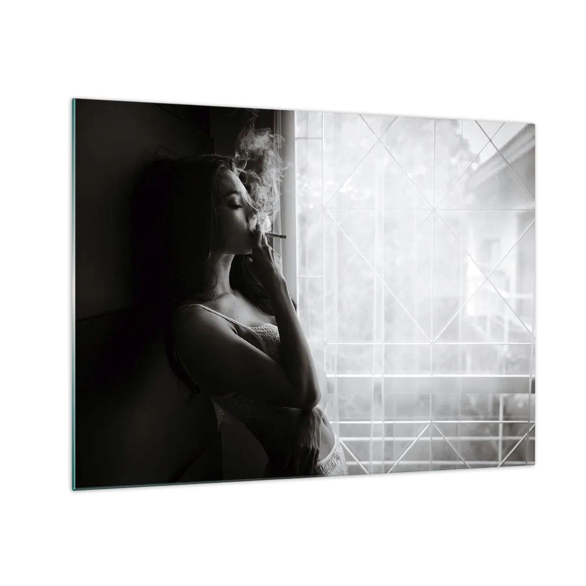 Obraz na szkle - Kobieta paląca przy oknie w czerni i bieli - 70x50cm - Zmysłowa chwila - Nowoczesna dekoracja ścienna do salonu i sypialni ARTTOR