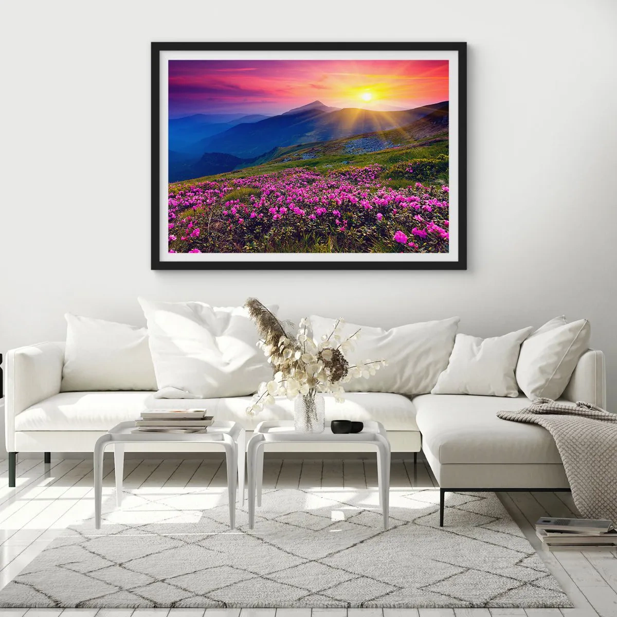Plakat w czarnej ramie - Kwitnąca łąka z widokiem na góry podczas zachodu słońca - 70x50cm - … A dokoła pachnie kosodrzewina i wonieją zioła - Nowoczesna dekoracja ścienna do salonu i sypialni ARTTOR