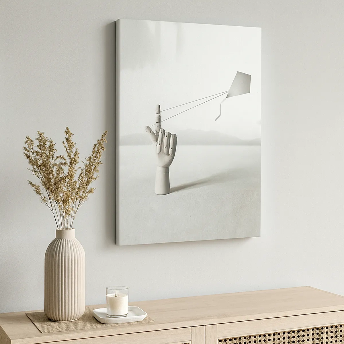 Obraz na płótnie - Drewniana dłoń trzymająca latawiec na tle pustynnego krajobrazu - 50x70cm - Próba sił - Nowoczesna dekoracja ścienna do salonu, kuchni i sypialni ARTTOR