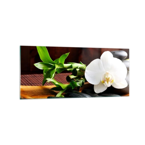 Obraz na szkle - Biała orchidea z bambusem na tle kamieni w stylu Zen - 120x50cm - Poddaj się dotykowi natury - Nowoczesna dekoracja ścienna do salonu i sypialni ARTTOR