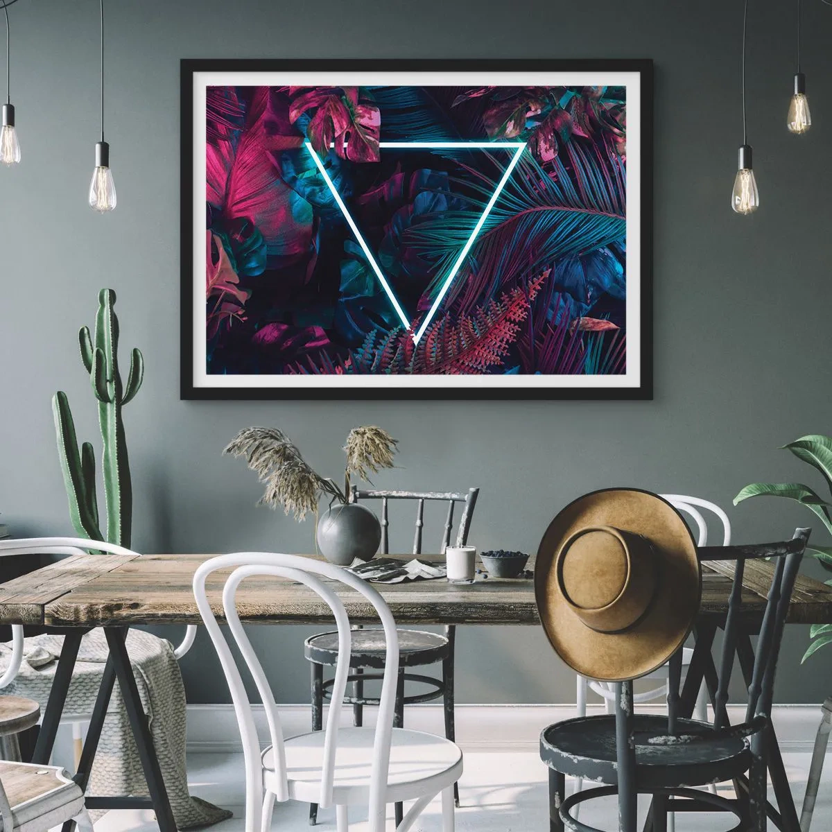 Plakat w czarnej ramie - Neonowy trójkąt w otoczeniu tropikalnych liści w ciemnych barwach - 100x70cm - Ogród w stylu disco - Nowoczesna dekoracja ścienna do salonu i sypialni ARTTOR