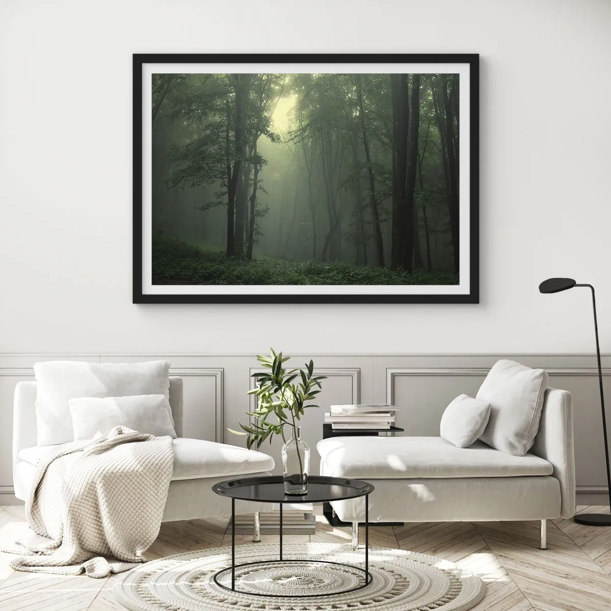 Plakat w czarnej ramie - Zielony las o poranku otulony delikatną mgłą - 100x70cm - Zanim się obudzi - Nowoczesna dekoracja ścienna do salonu i sypialni ARTTOR