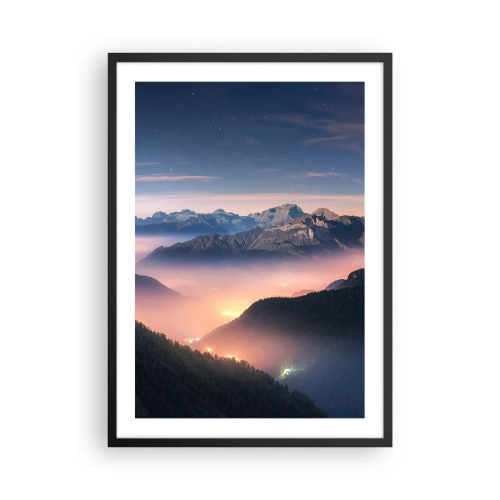 Plakat w czarnej ramie - Magiczny widok górskich dolin oświetlonych nocnym światłem - 50x70cm - Światło w dolinach - Nowoczesna dekoracja ścienna do salonu i sypialni ARTTOR