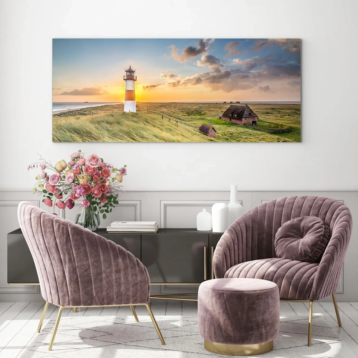 Obraz na szkle - Latarnia morska na tle łąk i domów w promieniach słońca - 140x50cm - Między falami - Nowoczesna dekoracja ścienna do salonu i sypialni ARTTOR