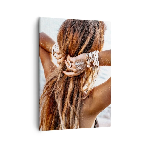 Obraz na płótnie - Kobieta na plaży z długimi włosami i bransoletkami z muszli - 50x70cm - Siostra wody i słońca - Nowoczesna dekoracja ścienna do salonu, kuchni i sypialni ARTTOR