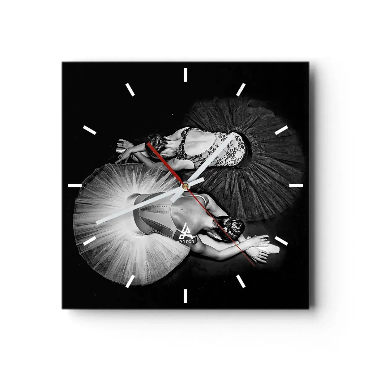 Zegar ścienny - Czarno-biały obraz dwóch baletnic w dynamicznej pozie - 30x30cm - Jin i jang – idealna równowaga - Nowoczesna dekoracja ścienna do salonu i sypialni ARTTOR
