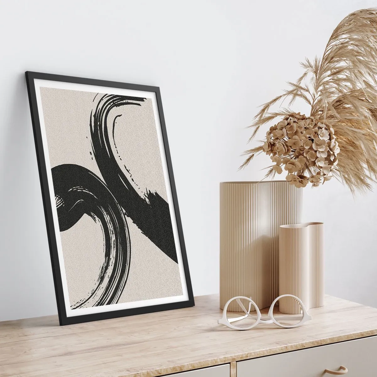 Plakat w czarnej ramie - Dynamiczne pociągnięcia pędzla na beżowym tle - 50x70cm - Zamaszyście i koliście - Nowoczesna dekoracja ścienna do salonu i sypialni ARTTOR