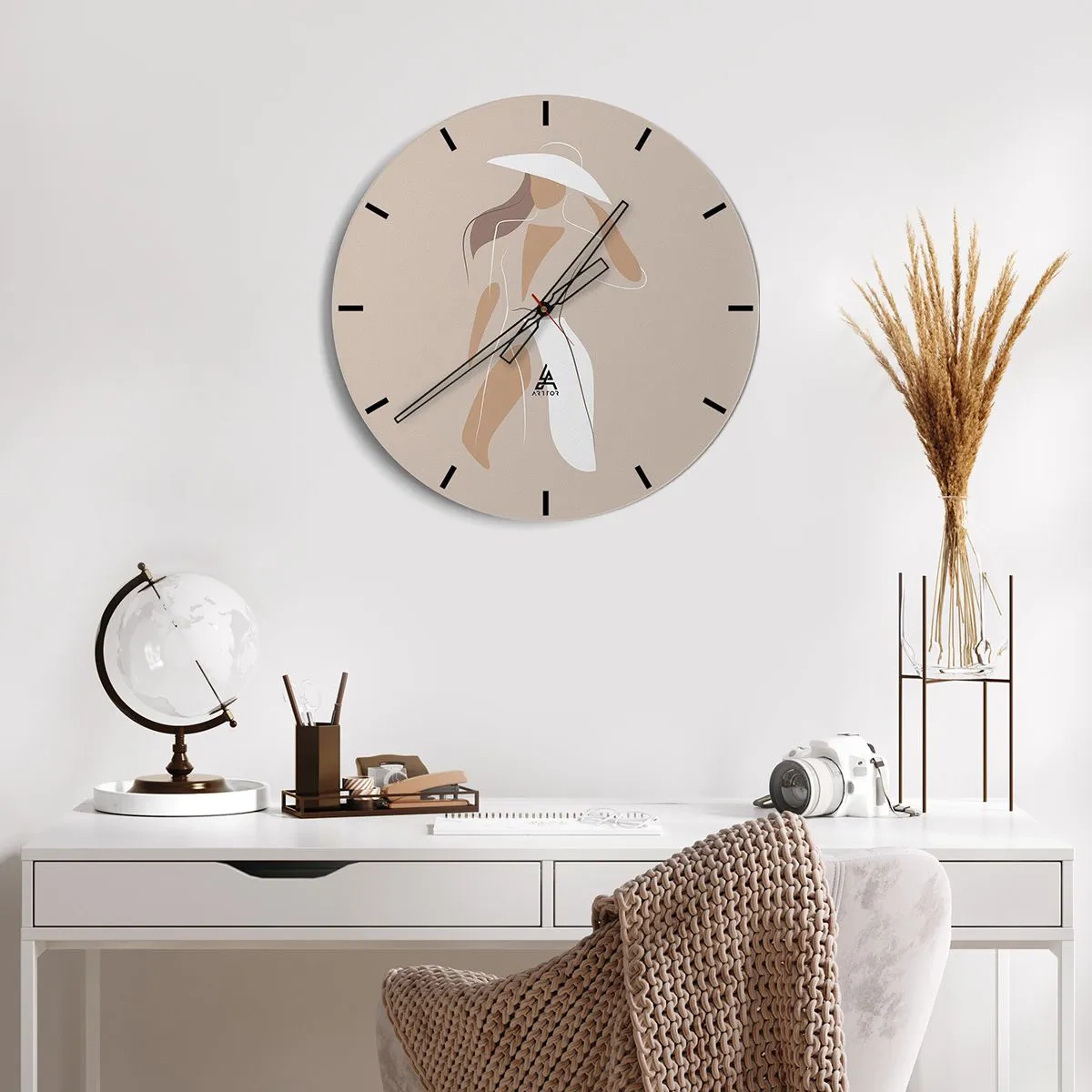 Zegar ścienny - Stylowa kobieta w kapeluszu na beżowym tle - 30x30cm - Moda to zabawa - Nowoczesna dekoracja ścienna do salonu, kuchni i sypialni ARTTOR