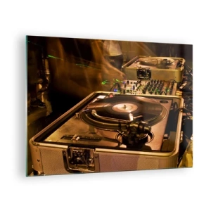 Obraz na szkle - Gramofon na tle imprezy z dynamicznymi efektami świetlnymi - 70x50cm - Czujesz tę moc? - Nowoczesna dekoracja ścienna do salonu i sypialni ARTTOR