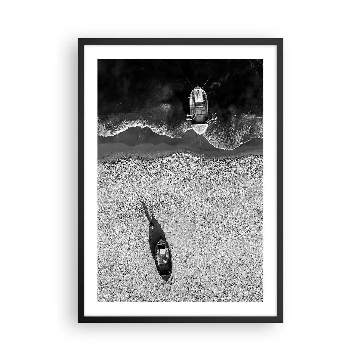 Plakat w czarnej ramie - Czarno-biała fotografia łodzi na plaży z lotu ptaka - 50x70cm - Jeszcze na brzegu… - Nowoczesna dekoracja ścienna do salonu i sypialni ARTTOR