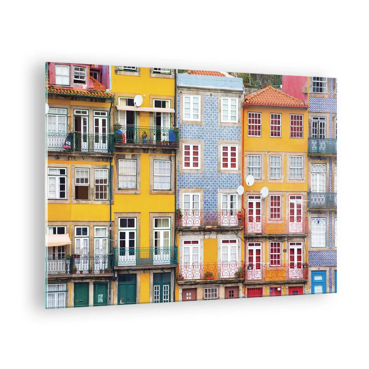 Obraz na szkle - Kolorowe fasady kamienic z detalami balkonów - 70x50cm - Barwy starego miasta - Nowoczesna dekoracja ścienna do salonu i sypialni ARTTOR