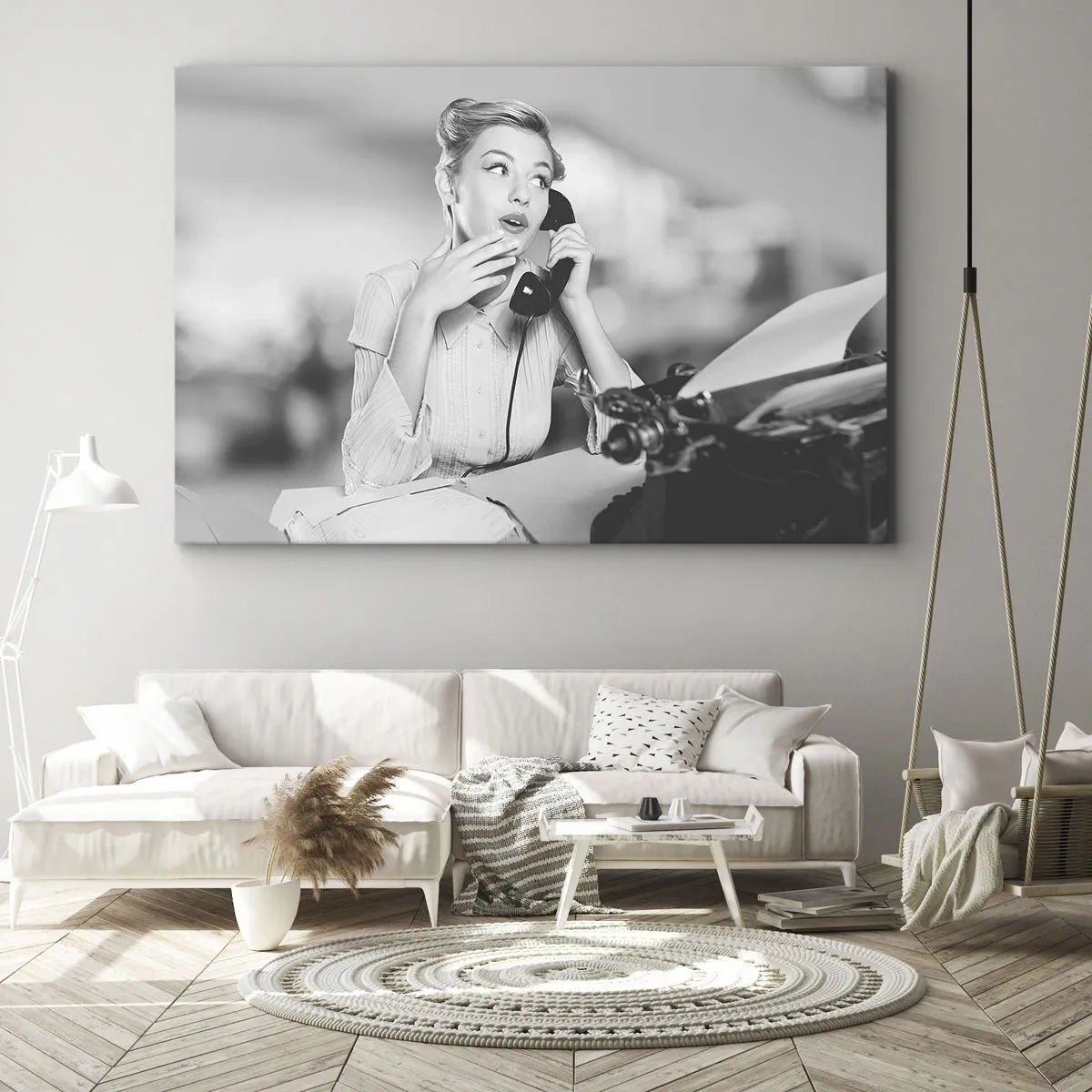 Obraz na płótnie - Kobieta rozmawiająca przez telefon przy maszynie do pisania - 120x80cm - Halo, tu lata 50. - Nowoczesna dekoracja ścienna do salonu, kuchni i sypialni ARTTOR