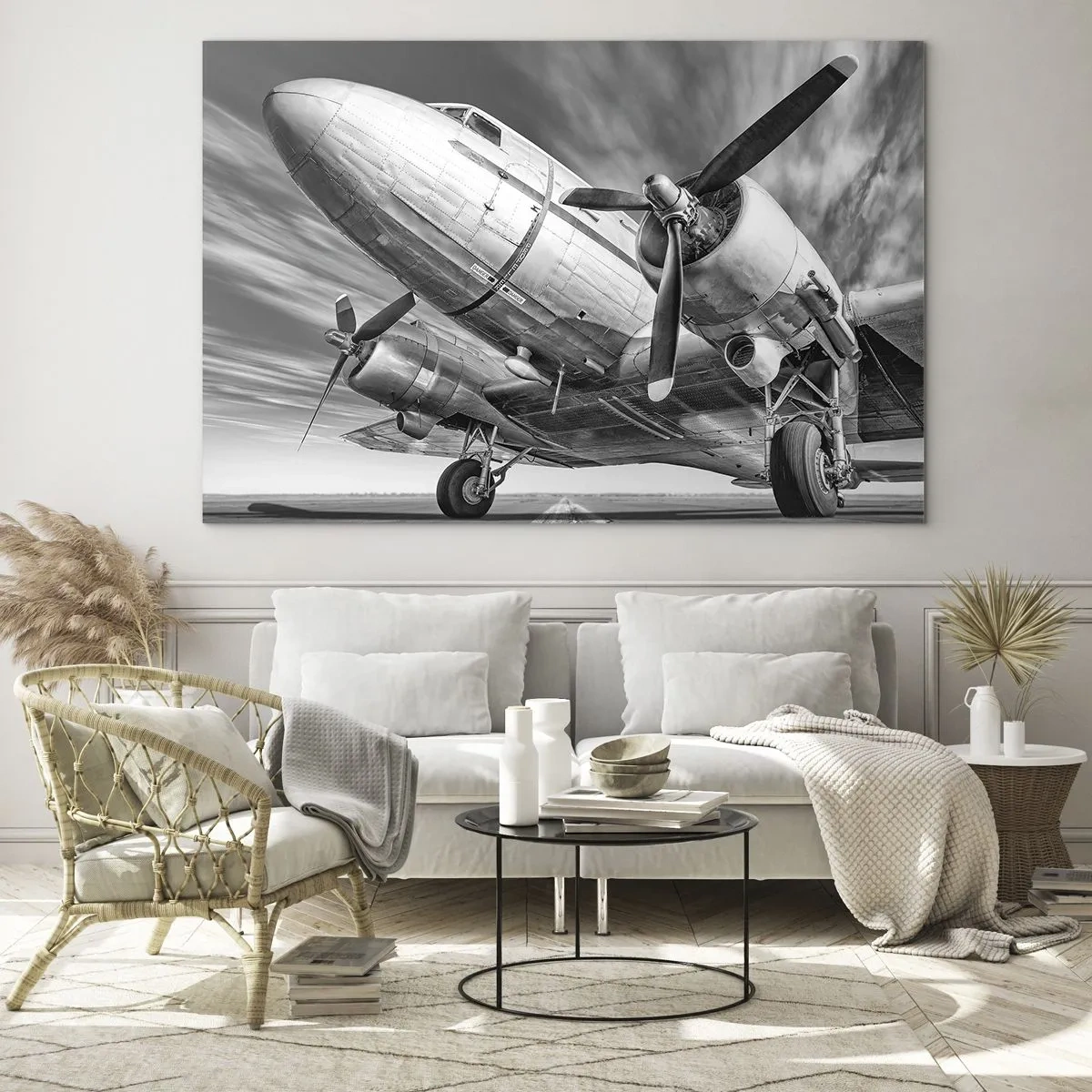 Obraz na szkle - Czarno-biały samolot z silnikami śmigłowymi na pasie startowym - 70x50cm - Zawsze gotowy do lotu - Nowoczesna dekoracja ścienna do salonu i sypialni ARTTOR