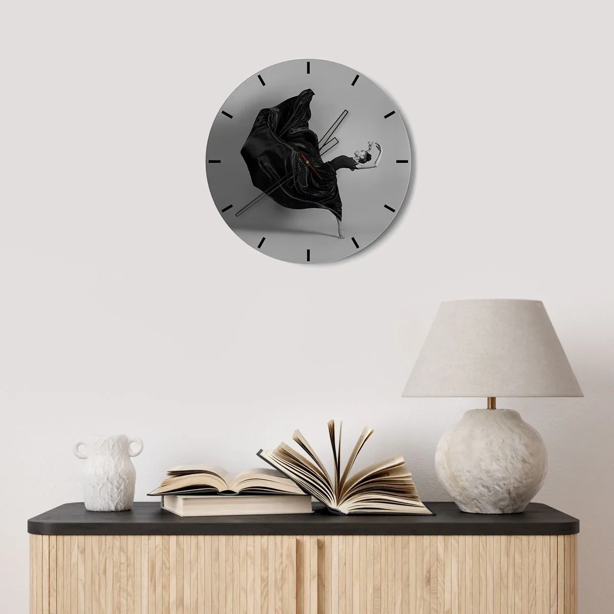 Zegar ścienny - Tancerka w dynamicznej pozie w czarnej sukni - 30x30cm - Uskrzydlona muzyką - Nowoczesna dekoracja ścienna do salonu, kuchni i sypialni ARTTOR