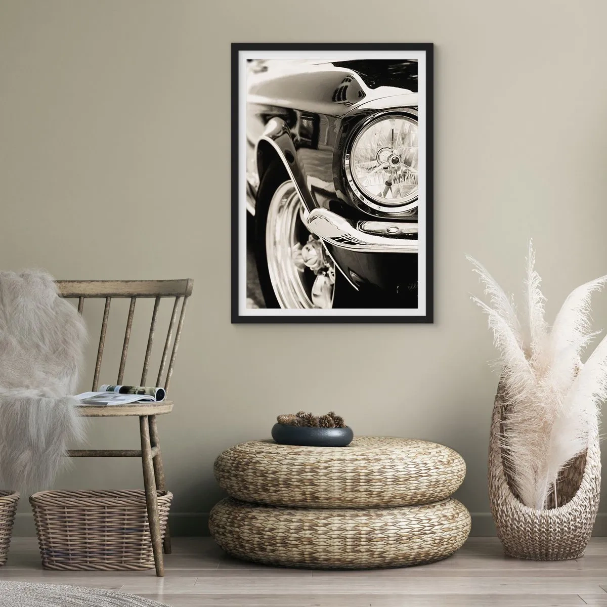 Plakat w czarnej ramie - Czarno-białe zbliżenie na reflektor klasycznego auta - 50x70cm - Nieprzemijający blask - Nowoczesna dekoracja ścienna do salonu i sypialni ARTTOR