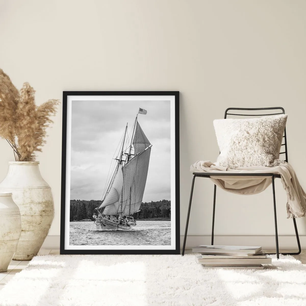 Plakat w czarnej ramie - Statek żaglowy z dużymi żaglami, płynący po morzu w czarno-białym ujęciu - 50x70cm - Bracia wiatru - Nowoczesna dekoracja ścienna do salonu i sypialni ARTTOR