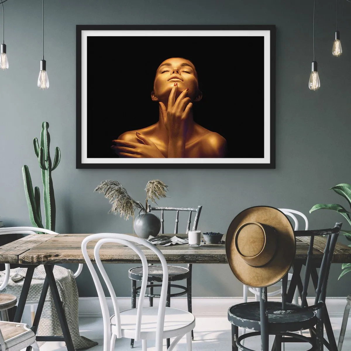 Plakat w czarnej ramie - Portret kobiety w złotym blasku na czarnym tle - 70x50cm - Jak złoty jedwab - Nowoczesna dekoracja ścienna do salonu i sypialni ARTTOR