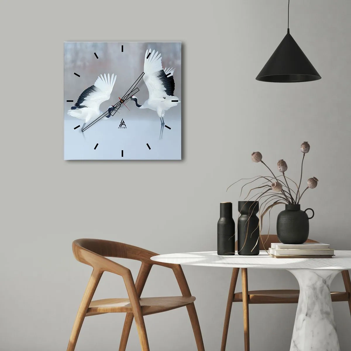 Zegar ścienny - Dwa żurawie tańczące w mglistej scenerii - 30x30cm - Taniec we mgle - Nowoczesna dekoracja ścienna do salonu i sypialni ARTTOR