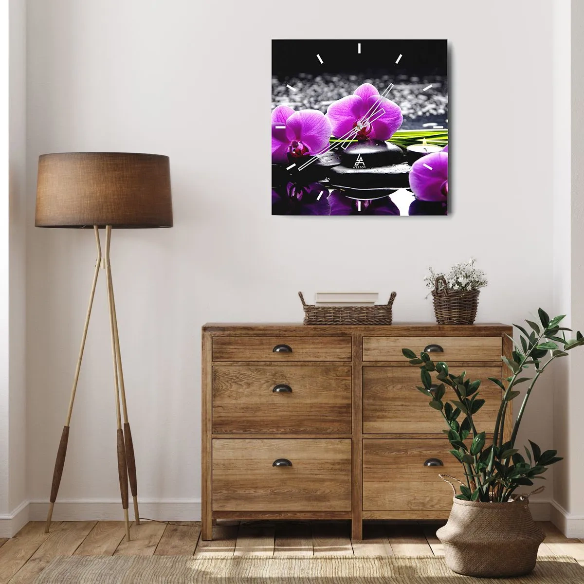 Zegar ścienny - Fioletowe orchidee na tle kamieni i świeczek w relaksacyjnej scenerii - 30x30cm - Utonąć w ciszy i spokoju - Nowoczesna dekoracja ścienna do salonu i sypialni ARTTOR