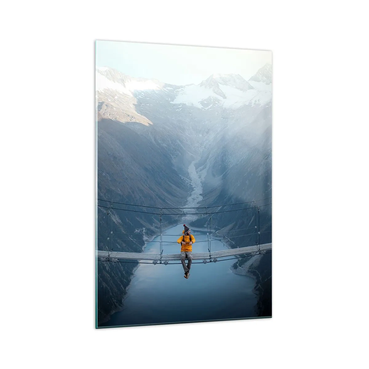 Obraz na szkle - Osoba w żółtej kurtce siedząca na wiszącym moście nad górskim jeziorem - 70x100cm - Zachwycony w zawieszeniu - Nowoczesna dekoracja ścienna do salonu i sypialni ARTTOR