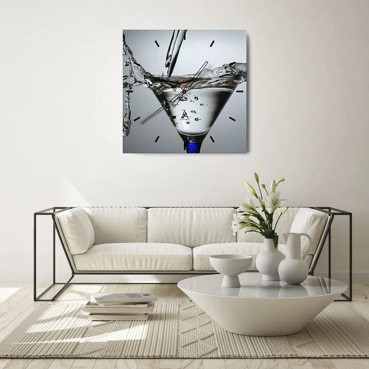 Zegar ścienny - Szklanka martini z dynamicznym rozpryskiem wody na jasnym tle. - 30x30cm - Nad brzegiem pucharu - Nowoczesna dekoracja ścienna do salonu i sypialni ARTTOR
