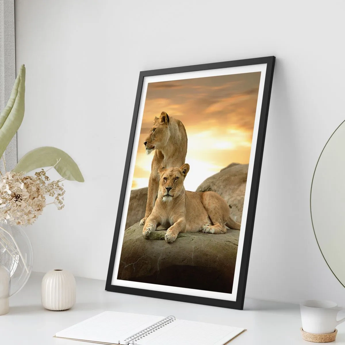 Plakat w czarnej ramie - Dwie lwice na tle zachodzącego słońca - 50x70cm - Królewski majestat - Nowoczesna dekoracja ścienna do salonu i sypialni ARTTOR