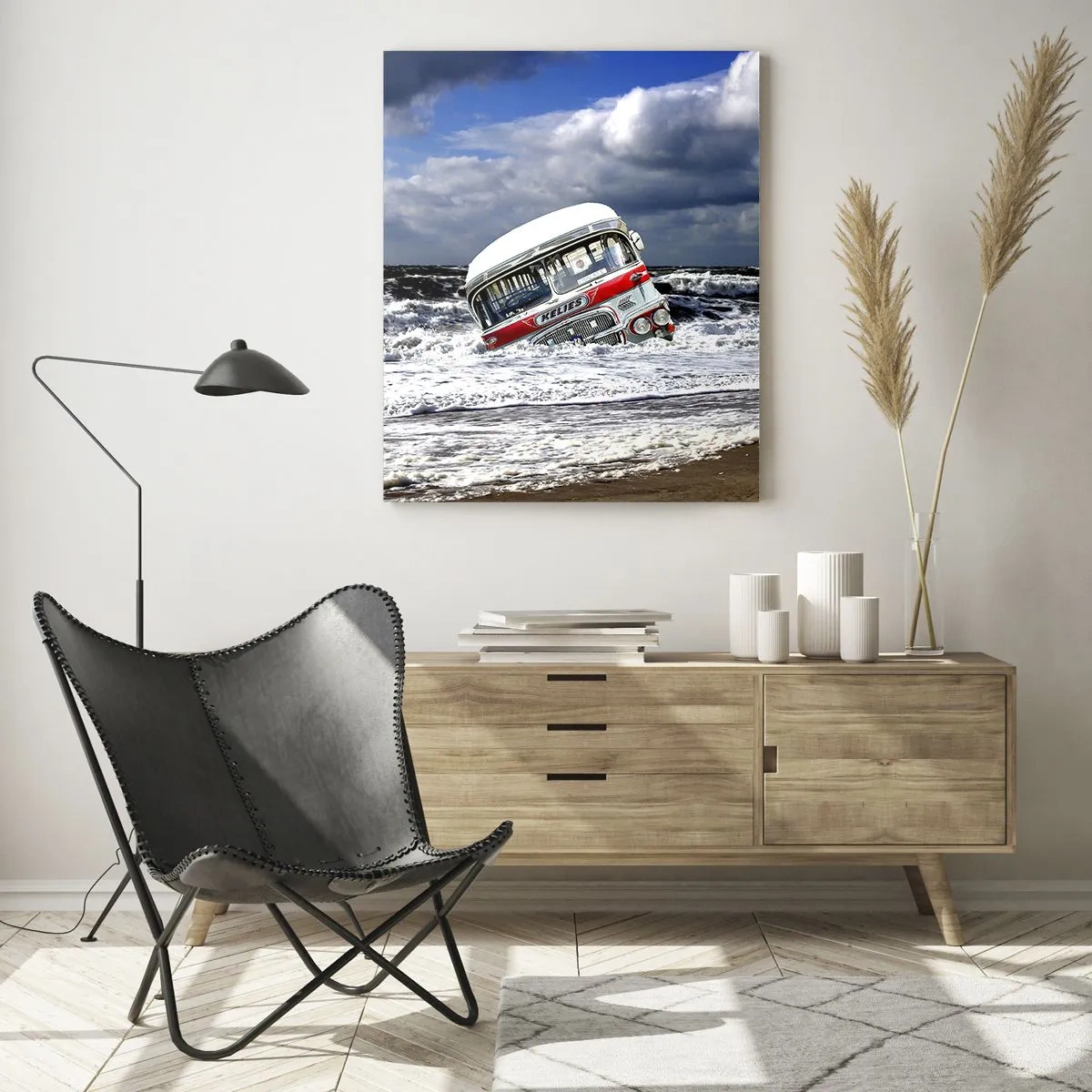 Obraz na szkle - Zatopiony autobus na plaży wśród fal i wzburzonego morza - 70x100cm - I co się dziwisz? - Nowoczesna dekoracja ścienna do salonu i sypialni ARTTOR