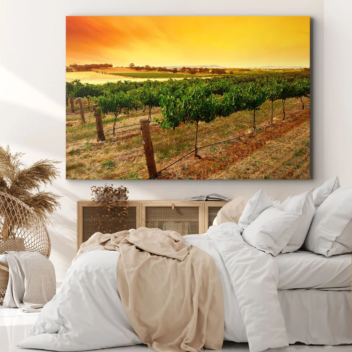 Obraz na płótnie - Winorośle na plantacji przy złotym zachodzie słońca - 120x80cm - Napić się słońca - Nowoczesna dekoracja ścienna do salonu, kuchni i sypialni ARTTOR