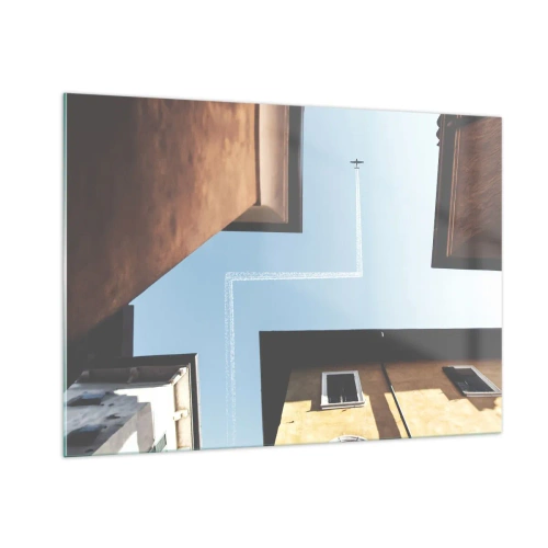 Obraz na szkle - Samolot nad miastem widziany z dziedzińca między kamienicami - 100x70cm - Ponad miejskim labiryntem - Nowoczesna dekoracja ścienna do salonu, kuchni i sypialni ARTTOR