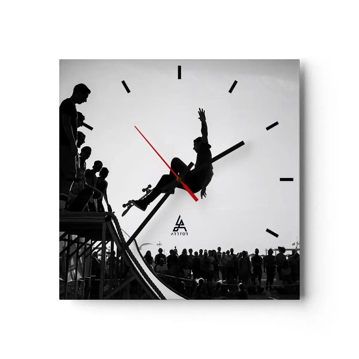 Zegar ścienny - Czarno-biała scena skateboardingu na rampie - 30x30cm - Bohaterowie i widzowie - Nowoczesna dekoracja ścienna do salonu i sypialni ARTTOR