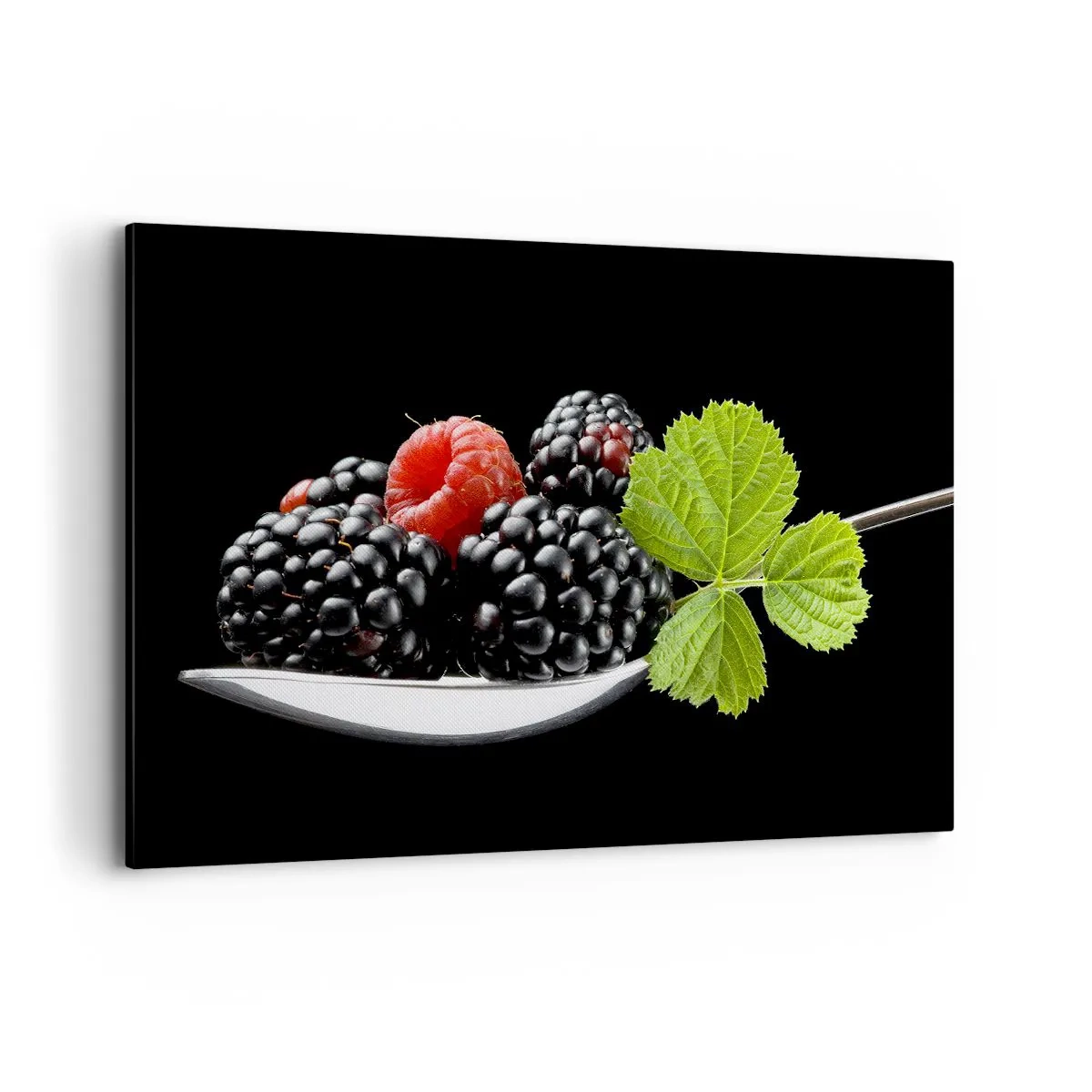 Obraz na płótnie - Jeżyny i maliny na łyżeczce z listkiem na czarnym tle - 120x80cm - Smak świeżości - Nowoczesna dekoracja ścienna do salonu, kuchni i sypialni ARTTOR