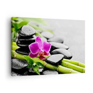 Obraz na płótnie - Fioletowa orchidea, czarne kamienie i bambus w spokojnej kompozycji - 70x50cm - W spokojnej równowadze - Nowoczesna dekoracja ścienna do salonu i sypialni ARTTOR