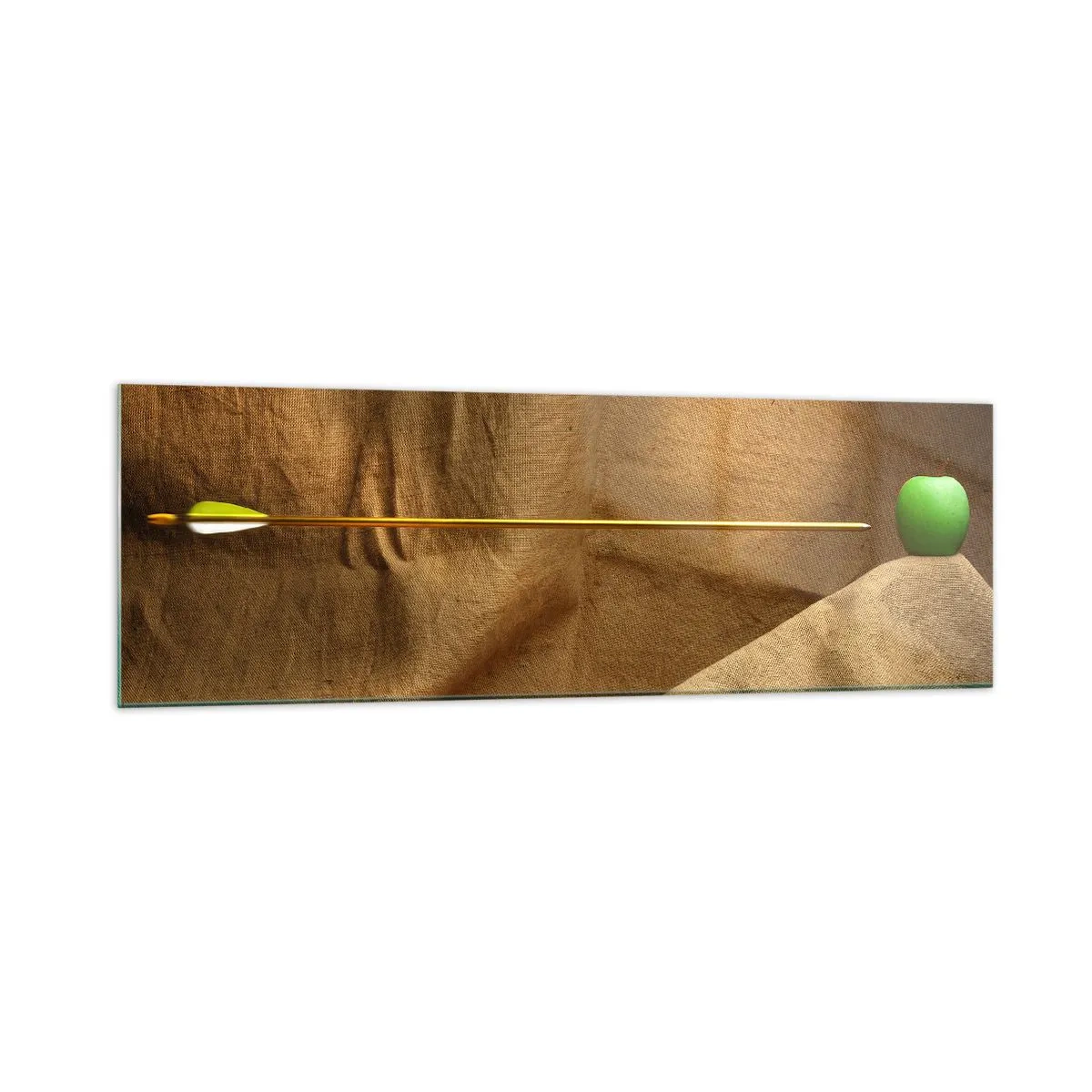 Obraz na szkle - Zielone jabłko na tkaninie ze strzałą tworzącą kompozycję - 160x50cm - Przywołać ducha Wilhelma Tella - Nowoczesna dekoracja ścienna do salonu i sypialni ARTTOR
