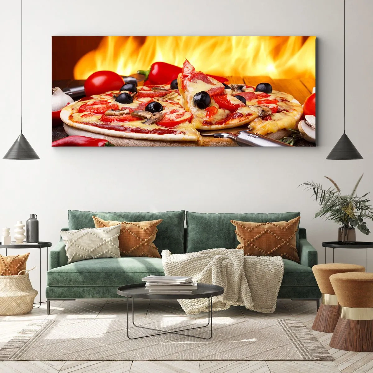 Obraz na płótnie - Pizza z oliwkami, pomidorami i papryką na tle płomieni - 140x50cm - From Italy with love - Nowoczesna dekoracja ścienna do salonu i sypialni ARTTOR