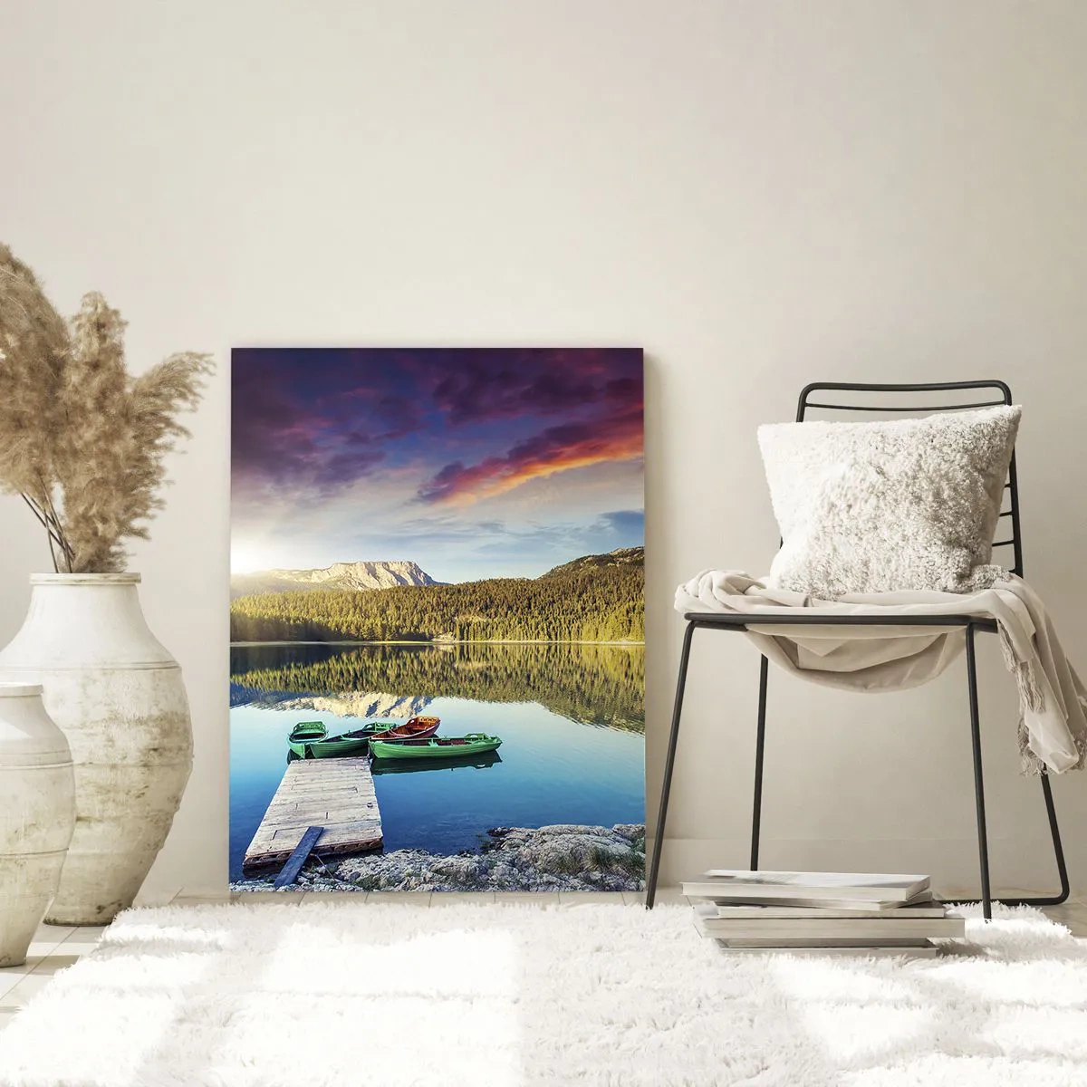 Obraz na szkle - Zachód słońca nad jeziorem z łodziami przy pomoście - 70x100cm - Nad wodą gładką jak lustro - Nowoczesna dekoracja ścienna do salonu i sypialni ARTTOR