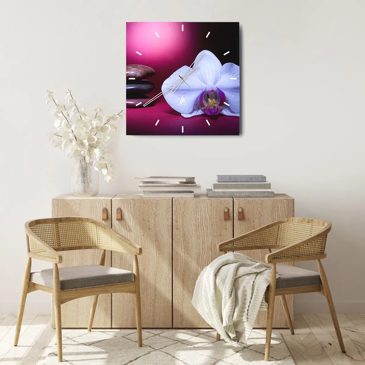 Zegar ścienny - Biała orchidea i kamienie na różowym tle - 30x30cm - Studium świeżości w fiolecie - Nowoczesna dekoracja ścienna do salonu i sypialni ARTTOR