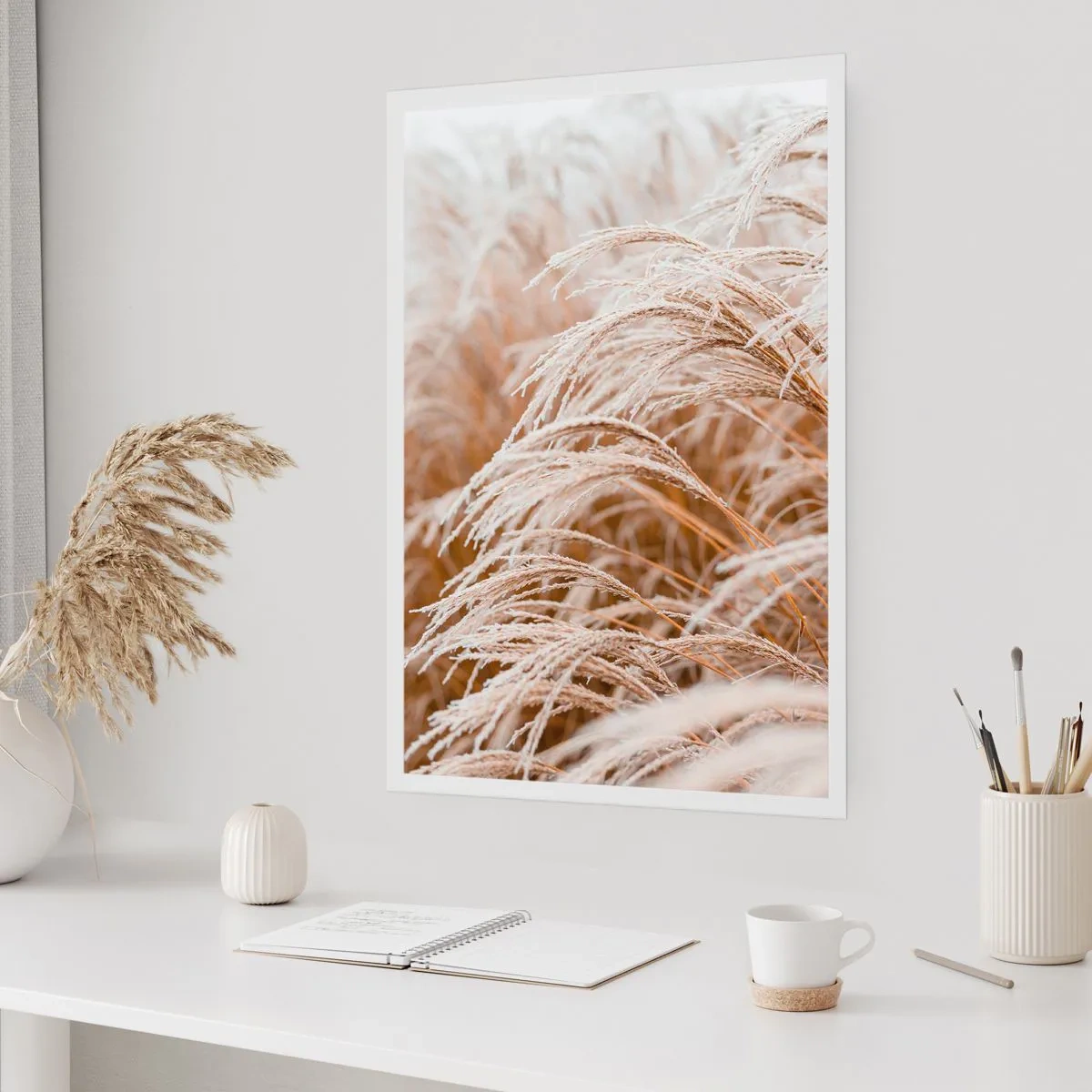 Plakat - Zbliżenie na oszronione trawy w zimowym krajobrazie - 50x70cm - Pokłon jesiennemu słońcu - Nowoczesna dekoracja ścienna do salonu, kuchni i sypialni ARTTOR