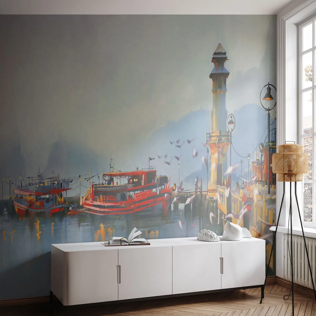 Fototapeta Premium Sand - Port we mgle z czerwonymi łodziami i latarnią morską - 100x70cm - Na końcu świata - Nowoczesna dekoracja ścienna do salonu, kuchni i sypialni ARTTOR
