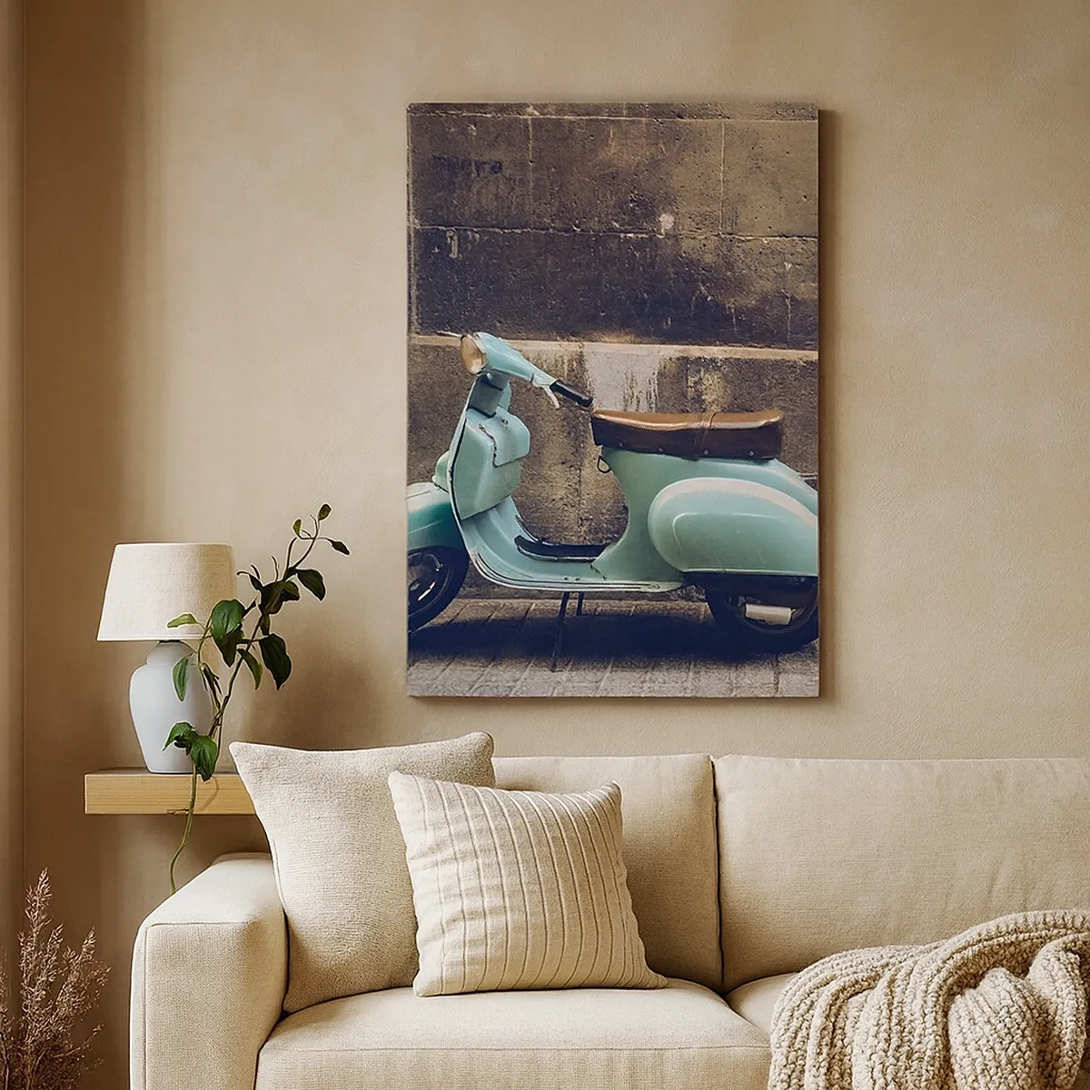 Obraz na płótnie - Turkusowy skuter retro przy starej ścianie - 50x70cm - Niezapomniane klimaty - Nowoczesna dekoracja ścienna do salonu, kuchni i sypialni ARTTOR