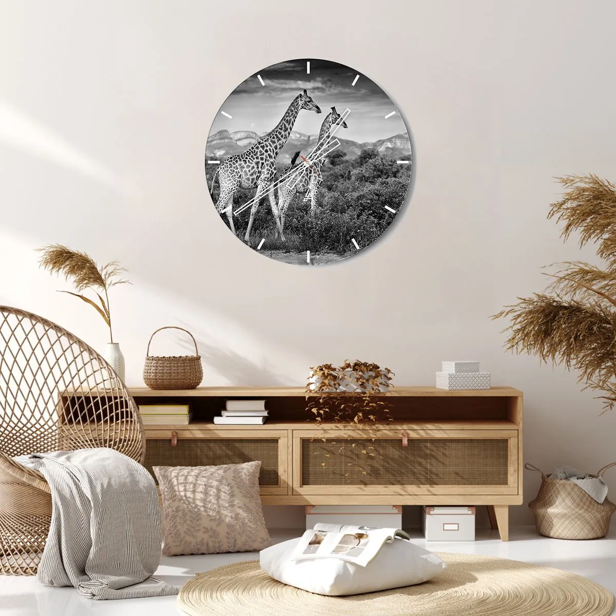 Zegar ścienny - Czarno-biała fotografia dwóch żyraf na sawannie - 30x30cm - Wyższe sfery w Afryce - Nowoczesna dekoracja ścienna do salonu, kuchni i sypialni ARTTOR