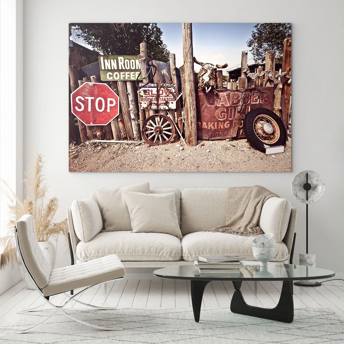 Obraz na szkle - Drewniany płot z vintage tabliczkami i kołami - 70x50cm - A czas się zatrzymał - Nowoczesna dekoracja ścienna do salonu i sypialni ARTTOR