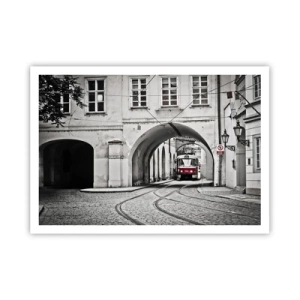 Plakat - Czarno-biały tramwaj w zabytkowej uliczce miasta - 100x70cm - Przez miejski labirynt - Nowoczesna dekoracja ścienna do salonu i sypialni ARTTOR