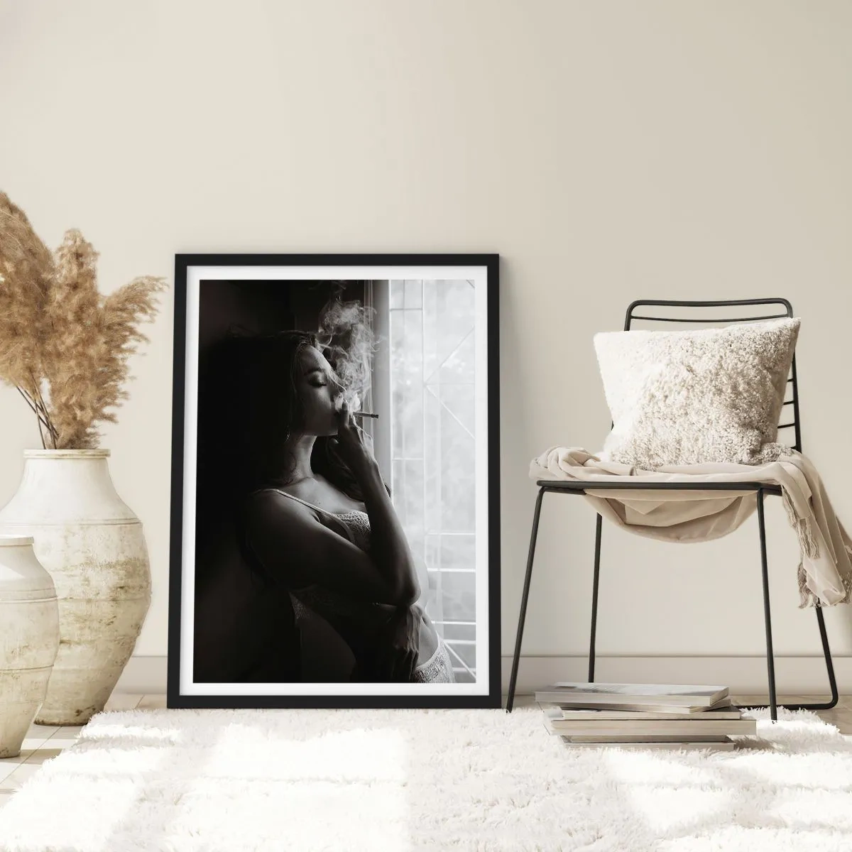 Plakat w czarnej ramie - Kobieta w bieliźnie paląca papierosa w czarno-białym ujęciu - 50x70cm - Zmysłowa chwila - Nowoczesna dekoracja ścienna do salonu i sypialni ARTTOR