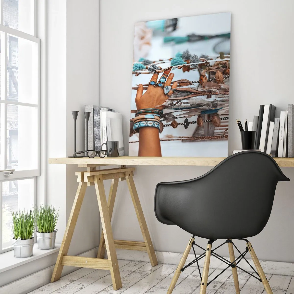Obraz na szkle - Ręka ozdobiona biżuterią w stylu boho z dekoracjami w tle - 70x100cm - Lokalne skarby - Nowoczesna dekoracja ścienna do salonu i sypialni ARTTOR