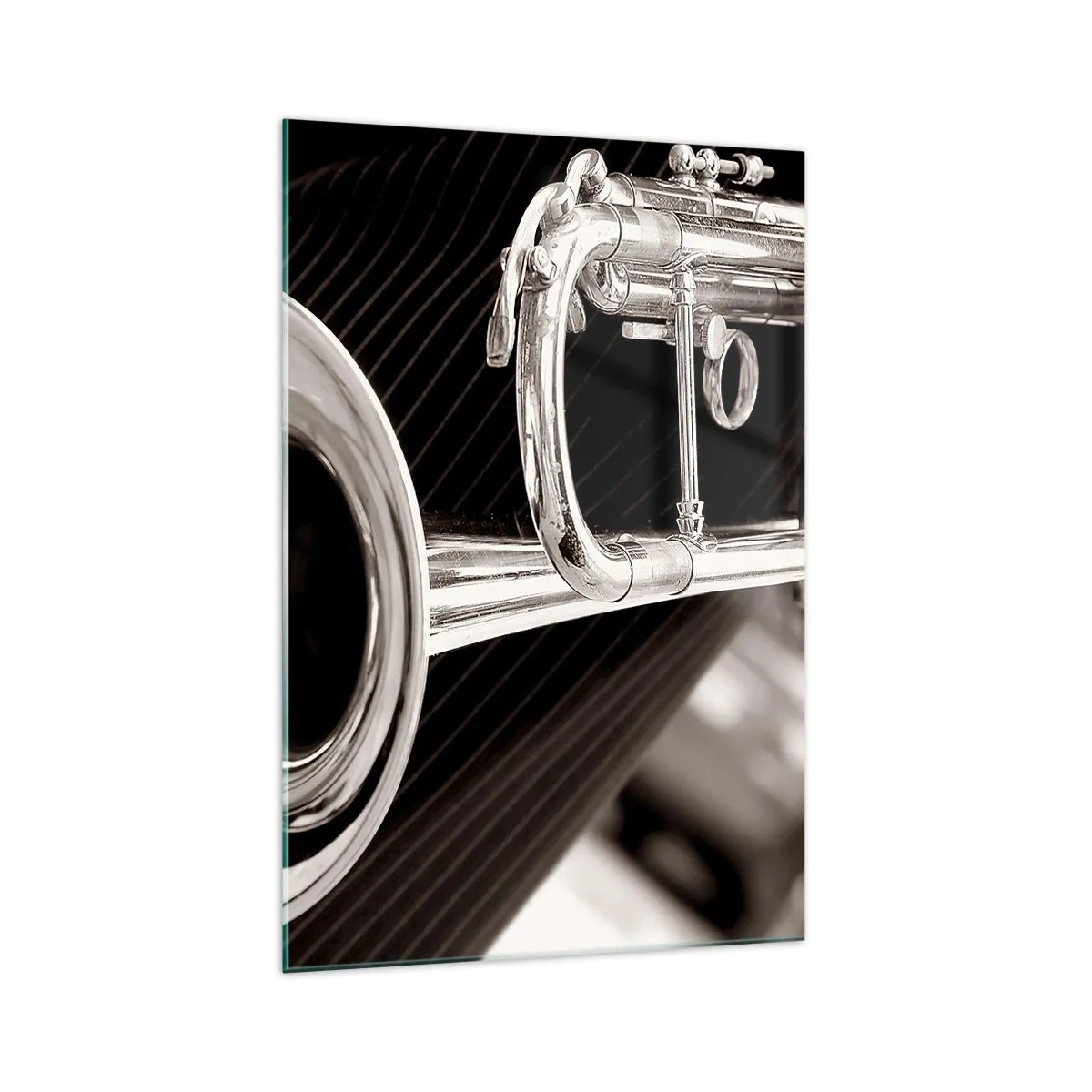 Obraz na szkle - Srebrna trąbka w zbliżeniu na tle eleganckiego materiału - 70x100cm - Muzyczna podróż do lat 30. - Nowoczesna dekoracja ścienna do salonu i sypialni ARTTOR