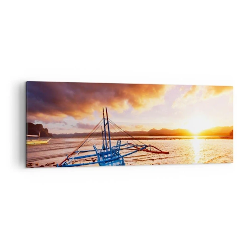 Obraz na płótnie - Niebieska łódź na plaży o zachodzie słońca - 140x50cm - Po całym dniu wyciągnąć się na piasku - Nowoczesna dekoracja ścienna do salonu i sypialni ARTTOR
