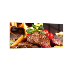Obraz na szkle - Grillowany stek z dodatkami na tle płomieni - 120x50cm - Wyczarowane żarem - Nowoczesna dekoracja ścienna do salonu i sypialni ARTTOR